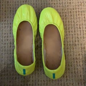 Size 8 women’s LE neon yellow Tieks